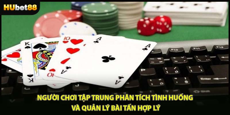  Người chơi tập trung phân tích tình huống và quản lý bài tấn hợp lý